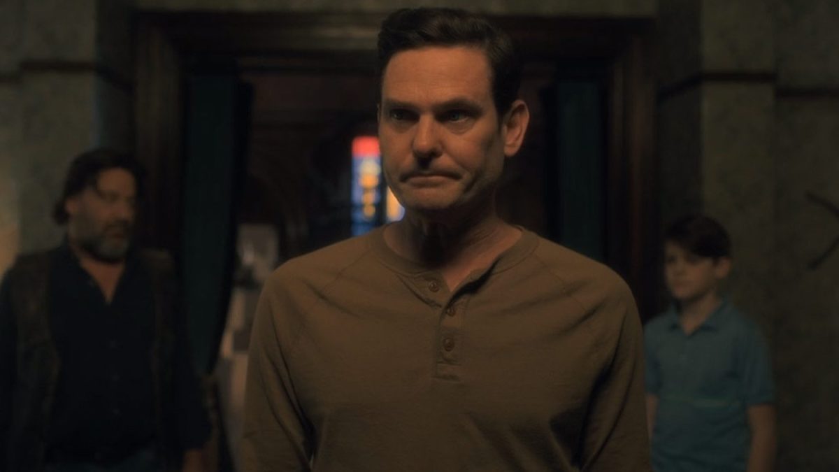 the haunting of hill house star henry thomas joins the haunting of bly manor social