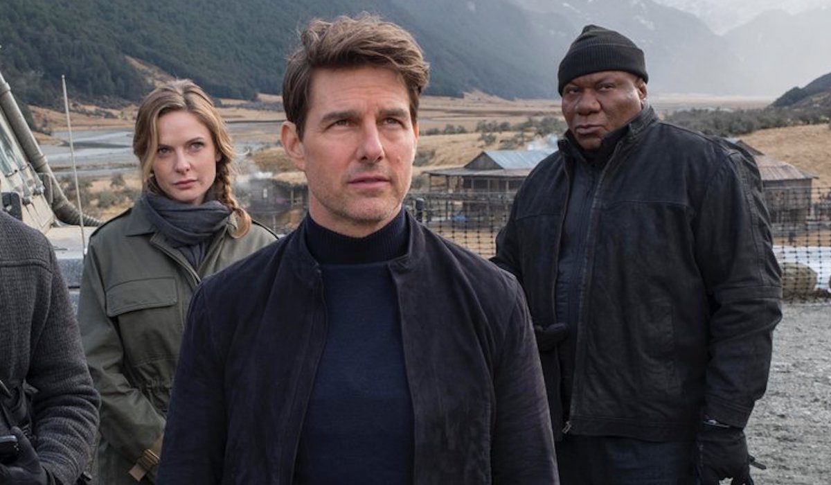 Tom Cruise a bordo di una moto della polizia sul set romano di Mission: Impossible 7