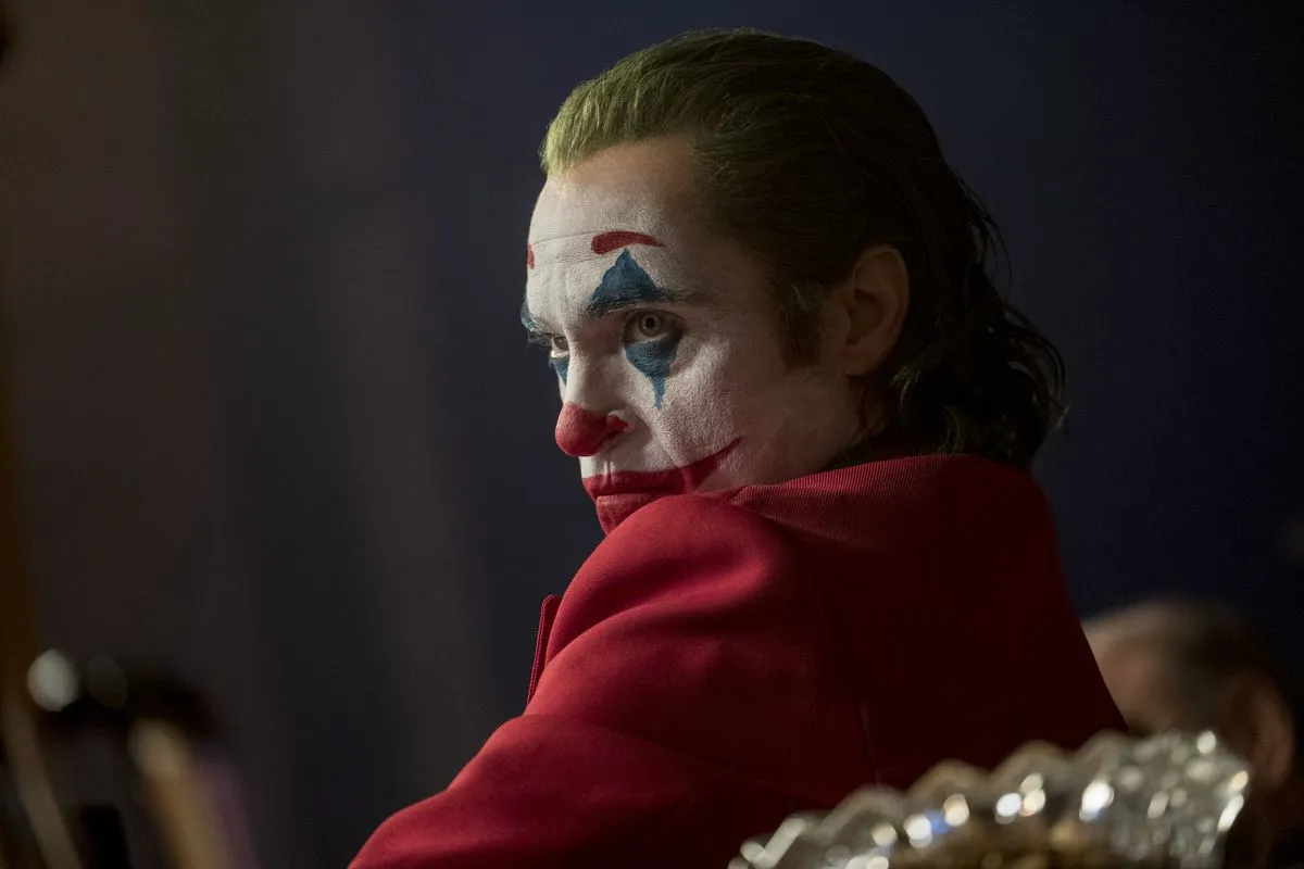 Joker 2: il manicomio di Arkham in fiamme in un video dal set